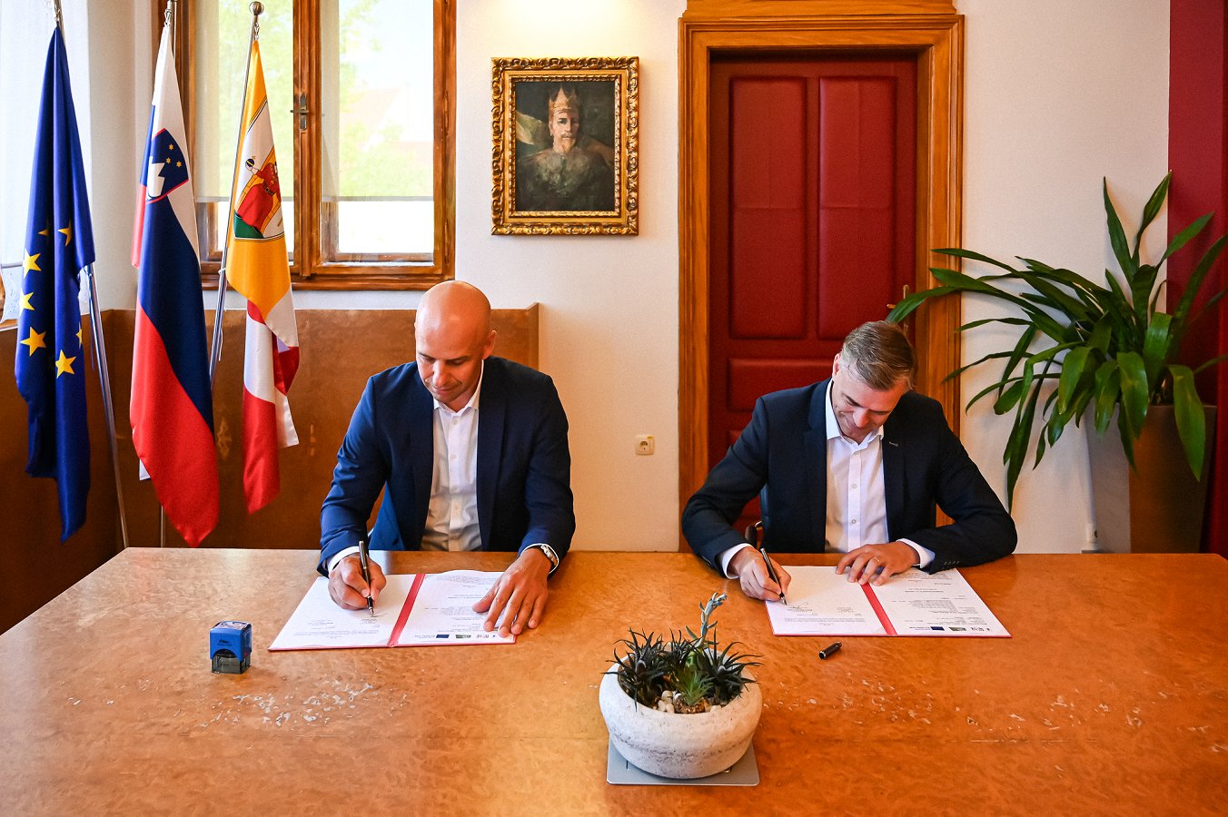 Na fotografiji sta župan Macedoni in direktor CGP Gosenca med podpisom pogodbe