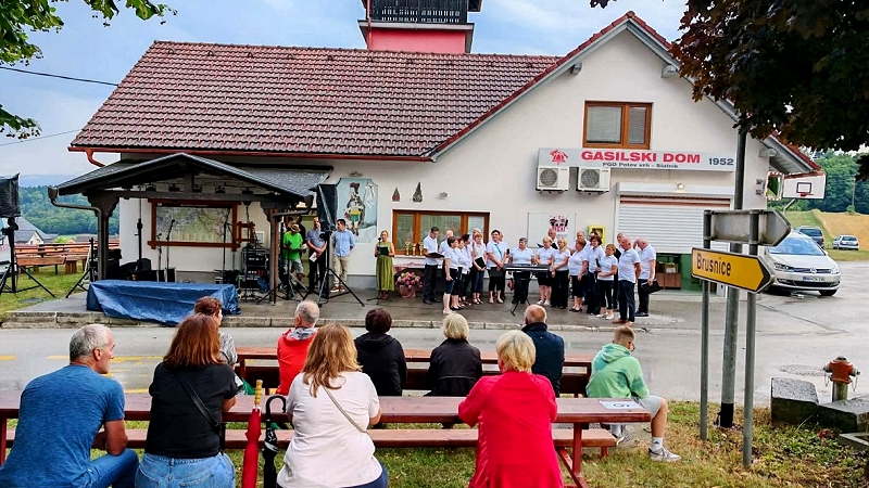Na fotografiji je prizorišče praznovanja KS Mali Slatnik, ki se je odvojalo pred gasilnim domom Praznik, ki povezuje: Mali Slatnik obeležil krajevni praznik