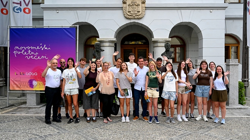 Na fotografiji so argentinsko-slovenski dijaki in podžupan Urban Kramar pred Rotovžem Novo mesto gostilo državno sekretarko dr. Heleno Jaklitsch in argentinsko-slovenske dijake skupine RAST