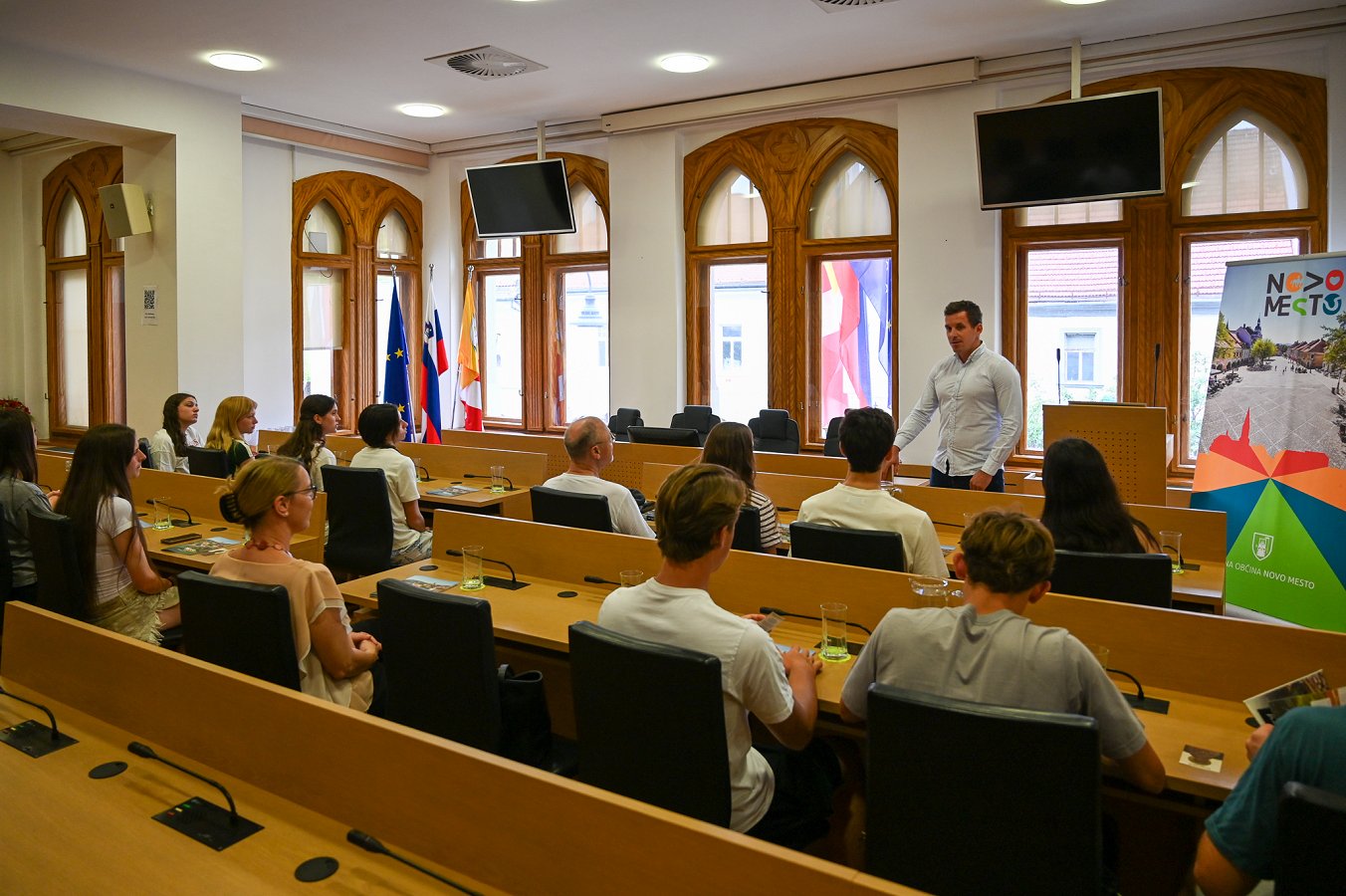 Na fotografiji je župan Urban Kramar, ki je v sejni sobi na Rotovžu sprejel slovensko-argentinske dijake Na fotografiji je župan Urban Kramar, ki je v sejni sobi na Rotovžu sprejel slovensko-argentinske dijake