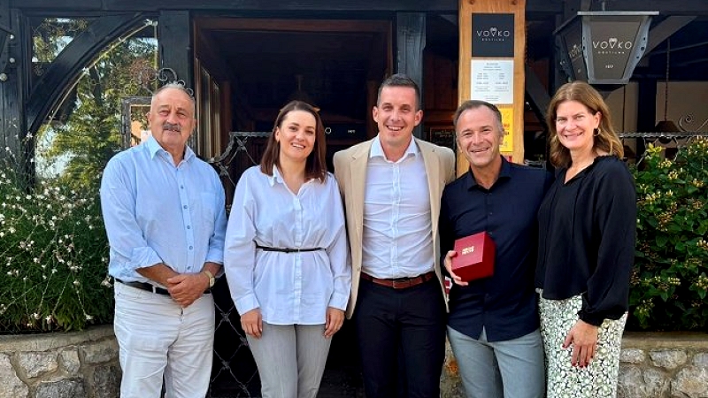 Na fotografiji sta podžupan Urban Kramar in župan Salzburga Bernhard Auinger pred gostilno Vovko