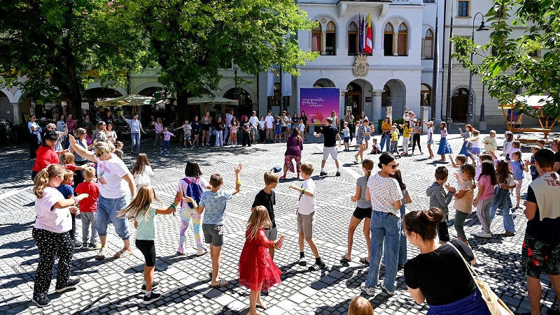 Na fotografiji je zaključna prireditev Otroški svet S plesom in kulturnim programom se je sklenil Otroški svet