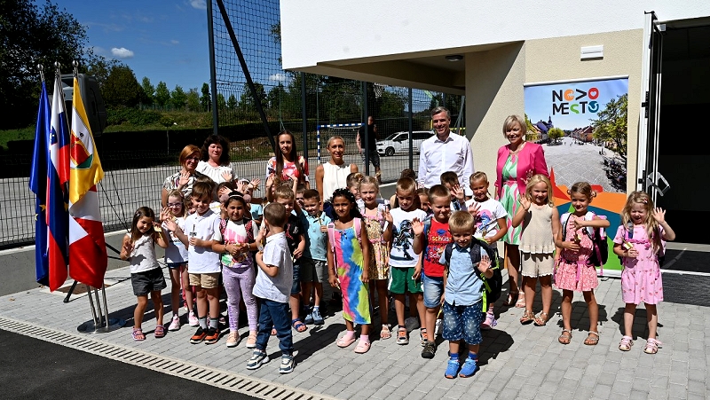 Na fotografiji je župan Gregor Macedoni z ravnateljivo in prvošolci Osnovne šole Drska