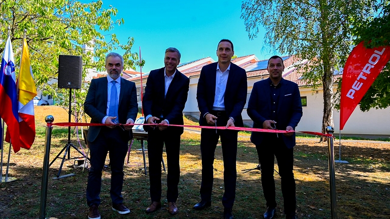 Slavnostni prerez traku na otvoritvi Samooskrbne skupnosti Novo mesto