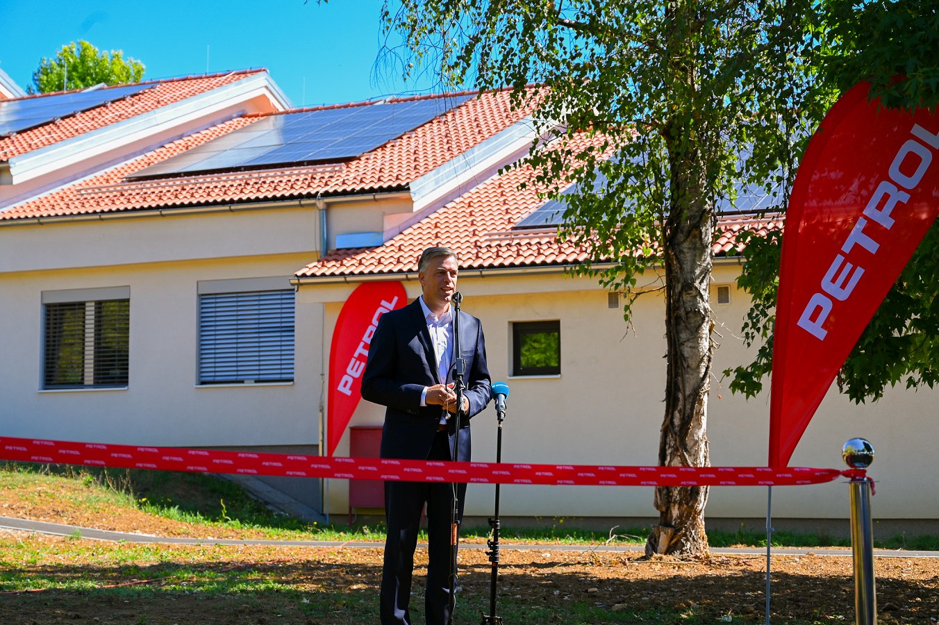 Na fotografiji je župan Gregor Macedoni ob nagovoru na otvoritvi Samooskrbne skupnosti Novo mesto