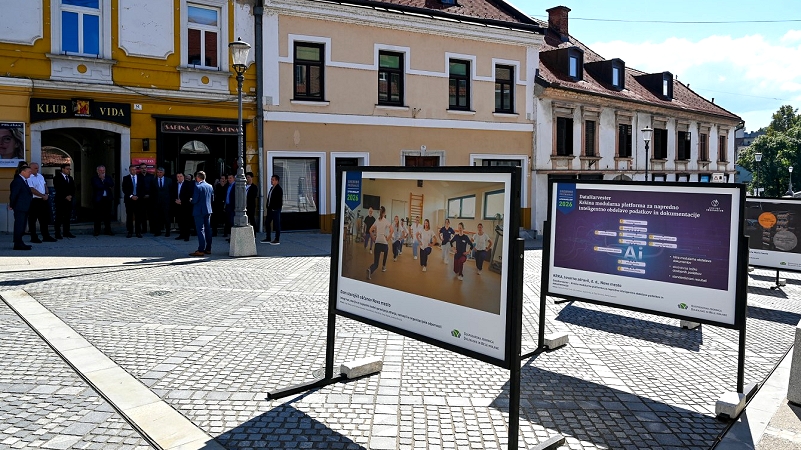 Na fotografiji so udeleženci ob odprtju razstave inovacij na Glavnem trgu