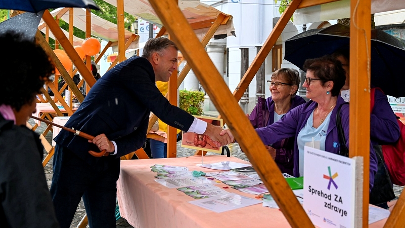 Na fotografiji je župan Macedoni na stojnicah ob Svetovnem dnevu varnosti pacientov Novo mesto obeležilo Svetovni dan varnosti pacientov