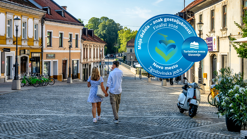 Na fotografiji je par na Glavnem trgu  Novo mesto med finalisti izbora Moja dežela – znak gostoljubnosti 2026