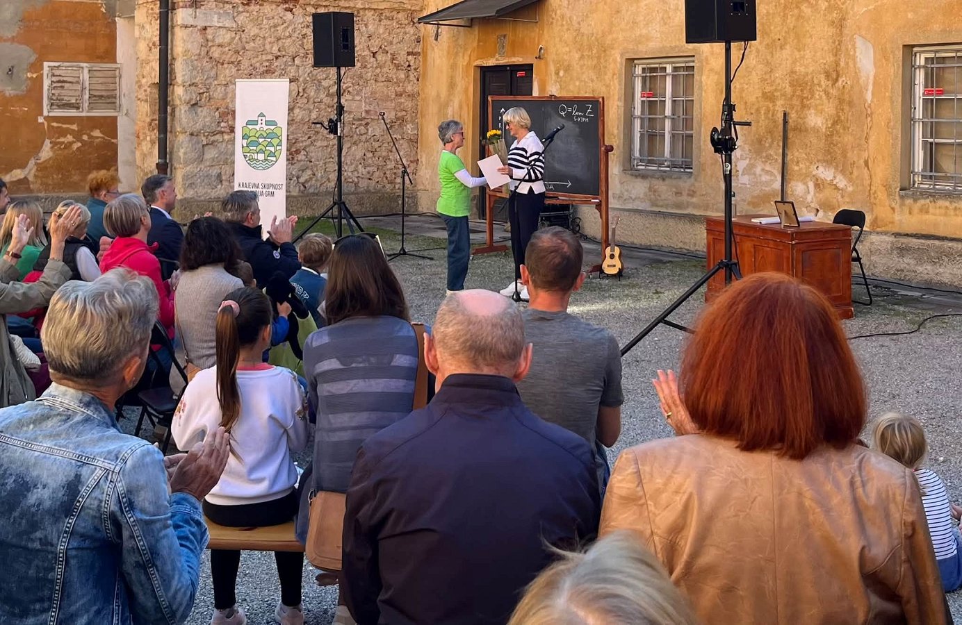 Predsednica KS Sonja Simčič je krajanki Dragici Ferbežar podelila priznanje 