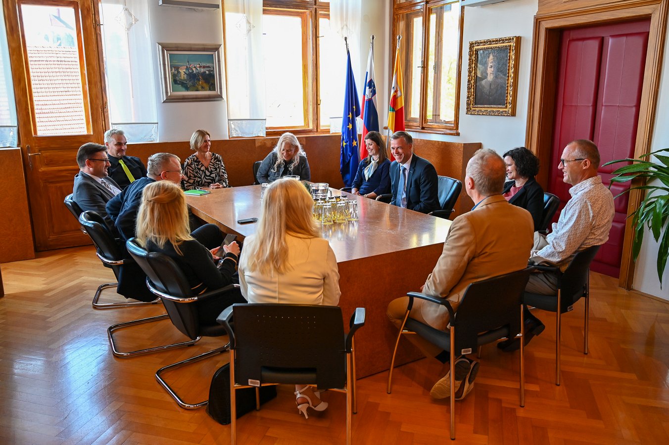 Na fotografiji so župan in predstavniki javne univerze v Novem mestu med sestankom