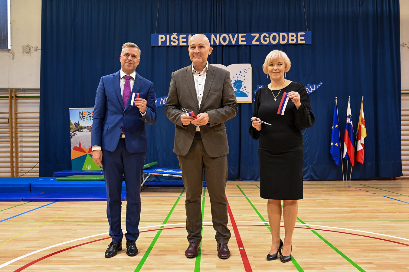 Župan mag. Gregor Macedoni, ravnateljica Romana Šarec Rojc in minister dr. Borut Rončević ob prerezu traku Na OŠ Šmihel slavnostno odprli nove prostore