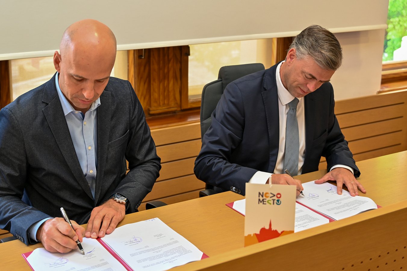 Župan Mestne občine Novo mesto Gregor Macedoni in predsednik uprave CGP Martin Gosenca podpisujeta pogodbo